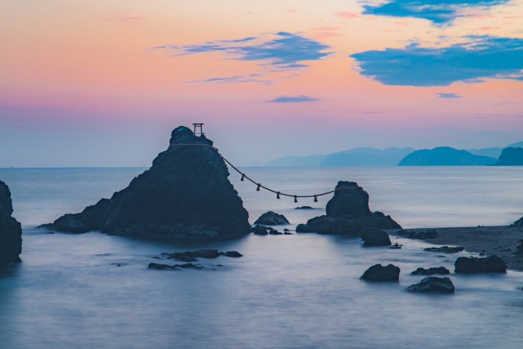夫婦岩の間から日の出のチャンスです 海と日本project In 三重県
